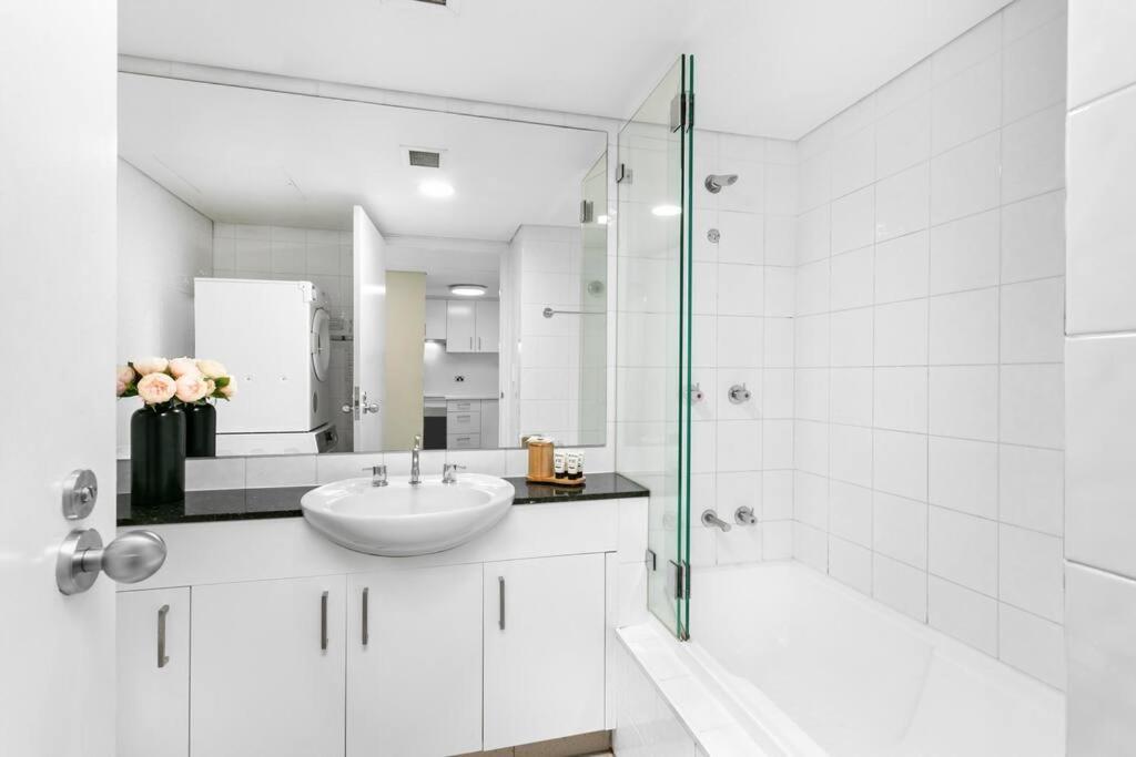 Man54 -manly Magic Waterfront Retreat With Gym & Sauna Apartment *