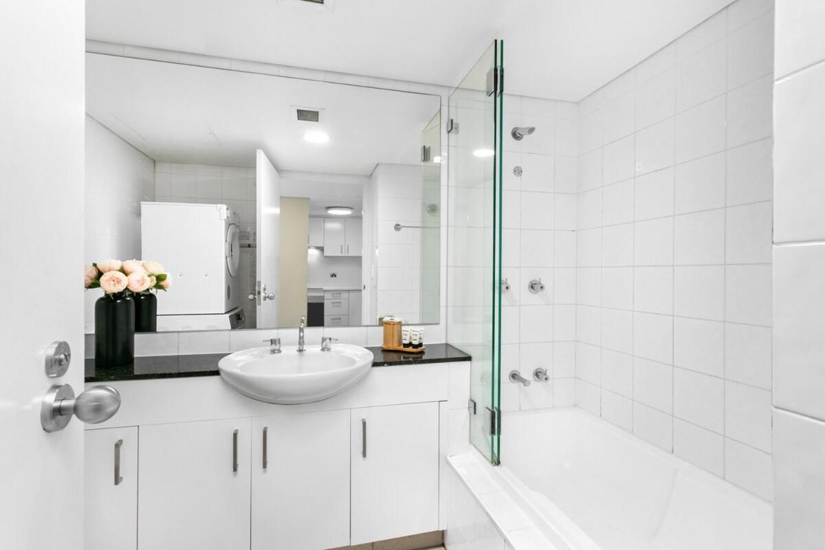 Man54 -manly Magic Waterfront Retreat With Gym & Sauna Apartment